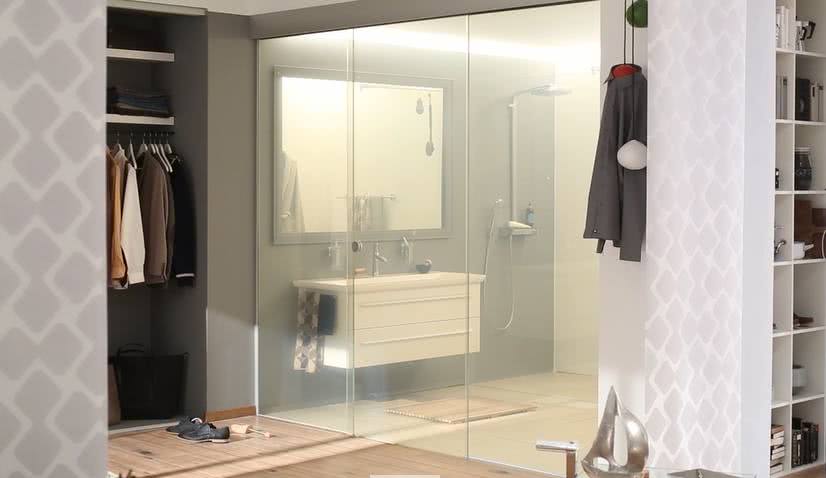 这浴室神奇了，玻璃透明度能调节，再也不怕走光了！